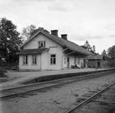 Målaskog station anlagd 1878. Bilen bakom stationshuset är en Ford Lotus Cortina.