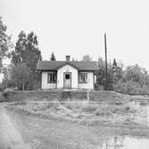 Kombinerad hållplats- och banvaktstuga vid Åäng.