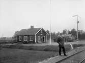 Stationsförman F. A. Dahl poserar vid stationen i Snappahem.