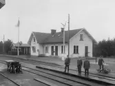 En skara järnvägstjänstemän poserar vid stationen i Ingelstad.