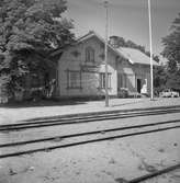 Bergkvara station. Bilen i höger bildkant är troligen en Morris Minor MM.