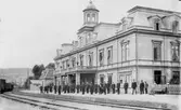 Järnvägspersonal vid gamla stationen i Sundsvall.