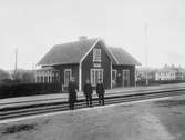Stationsinspektor O. Mattsson och Stationskarl  A. Humble vid Norrhult station.