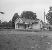 I väntan på motorvagnen vid Rottne station.