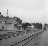 Resande med SJ Y motorvagn vid Rottne station.