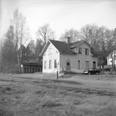 Sandreda station. En personbil av märket Ford Anglia är parkerad framför stationshuset.