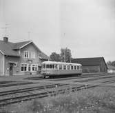 Åseda station. På spåret står SJ YP 900. Tidigare littera var YC05p från 1955 och YB05p från 1956.