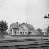 Åseda station. I höger bildkant syns en del av en så kallad vattenhäst. Sådana användes förr till att fylla på vatten i ånglok.