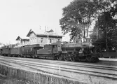 Statens Järnvägar, SJ  B 1026 vid Vingåkers station. Efter loket en postvagn littra SJ D3 och därefter två resgodsvagnar littra SJ F1 den första av 1915 års modell och den andra 1902 års modell. TT.