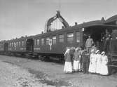 Sjukvårdspersonal på ett av de invalidtransporttåg som gick mellan Trelleborg och Haparanda under första Världskriget.