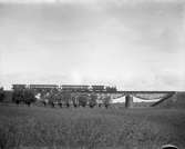 Linjen mellan Hjärup och Lund, bron över Höje å. Statens Järnvägar, SJ lok Oc och vagnar CF1 (någon av 1182 - 1187) tvp C05 modell 1901 samt ännu en CF1 ur samma serie, med tåg på bron över Höje å.