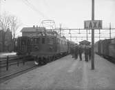 Statens Järnvägar, SJ D 108 med tåg vid elinvigningen Stockholm - Göteborg.