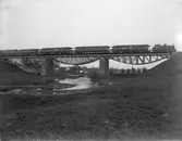 Bron över Höjeå vid Källby, linjen Lund-Uppåkra.
Tåg 337 bestående av Statens Jörnvägar, SJ Sa, SJ CFo, ÖSJ BCo, ÖSJ ACRo 5, SJ C3d och SJ Co5. 
Direkta vagnar Kristianstad-Malmö.