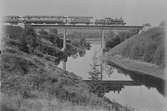 Södra Dalarnes Järnväg, SDJ lok 9 med persontåg på bron över Nåsån.
Linjen mellan Djuphällen och Hedemora.