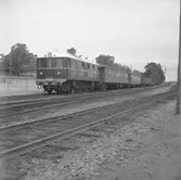 Stockholm - Nynäs Järnväg, SNJ ÄF 10 med tåg bestående av SNJ B0 2 och B0 7 samt några godsvagnar..