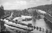 Bergslagernas Järnvägar, BJ-tåg på väg över järnvägsbron vid Dalslands kanal.