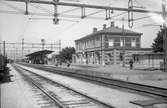 Stationen. Stationshuset i två våningar i tegel, uppfördes 1885-86 av Mellersta Hallands Järnväg, MHJ. 1937 tillbyggdes stationshuset åt söder, taket ändrades och utsmyckningana togs bort.