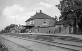 Station, öppnad 1875. Stationshuset, två våningar i tegel, uppfört 1918. Järnvägen elektrifierades 1943.