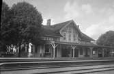 Station, anlagd 1874. En- och enhalvvånings putsat stationshus.