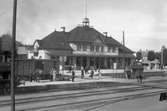 Station, anlagd 1874. Stationshuset, två våningar i sten, har under årens lopp tillbyggts, bl a för postkontor, och 1923 anlades ställverk till den mekaniska växelförreglingen. Gamla stationen envånings i trä. Ny stationsbyggnad 1902.