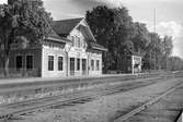 Station, anlagd 1879. En- och enhalvvånings stationshus, moderniserat 1944.
Järnvägen elektrifierad 1941.