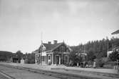 Stationen, anlagd 1906. En- och en halv vånings stationshus i trä.