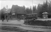 Stationen. Buss på linjen Väddöbacka-Elmsta--Häverösund-Grisslehamn står parkerad vid stationen.