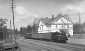 Askersund-Skyllberg-Lerbäcks Järnväg, ASLJ ånglok 5 med tåg står inne på stationen.