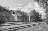 Station anlagd 1909. Envånings stationshus i trä, som 1936 påbyggdes med en våning.