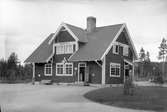 Station anlagd 1915. En- och enhalvvånings stationshus i trä. Expeditionslokalerna och väntsalen moderniserades 1947.