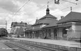 Stationen. Stationshus i sten byggt 1892. Arkitekt: Folke Zettervall, men Edelsvärd chefsarkitekt. Stationshuset har moderniserats 1924 och 1936.