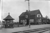 Station anlagd 1927. Tvåvånings träbyggnad, sammanbyggd i vinkel med godsmagasinet.