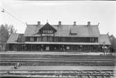 Stationen anlades 1889. Tvåvånings stationshus i trä. Arkitekt: Edelsvärd. Stationen ombyggd 1927. Järnvägen elektrifierades 1941.