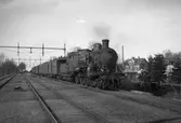 Statens Järnvägar, SJ B 1384 med persontåg Gävle- Uppsala. Kontaktledningsbryggor uppbyggda, men ingen tråd.