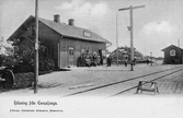 Järnvägsstation, anlagd 1892.
Vid järnvägsspåret mellan Hässleholm och Markaryd.
Övergick till SJ 1930.
Eldrift på denna bandel kom 1935.
Persontrafiken på denna bandel las ned 1975-06-01