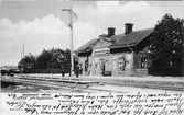 Järnvägsstation i Erikstad, anlagd 1879 och moderniserad 1947.
Vid järnvägsspåret mellan Öxneryd och Åmål.
Denna bandel fick eldrift 1939