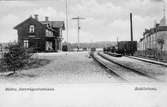 Södra järnvägsstation i Eskilstuna.
Trafikplatsen öppnad 1895.
Övergång till SJ 1931.
Vid järnvägsspåret mellan Åkers Styckebruk och Mälarbadens hamn