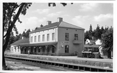 Järnvägsstation i Fellingsbro.
Stationshuset byggdes 1857, en grundlig renovering genomfördes 1940.
Vid järnvägsspåret mellan Frövi/Vanneboda och Köping.
Eldrift på denna bandel kom 1947.
