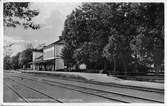 Järnvägsstation i Fellingsbro.
Stationshuset byggdes 1857, en grundlig renovering genomfördes 1940.
Vid järnvägsspåret mellan Frövi/Vanneboda och Köping.
Eldrift på denna bandel kom 1947