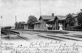 Den gamla järnvägsstationen i Floda.
Stationen  öppnades för järnvägstrafik 1857.
Stationshuset revs strax före 1906.
(Byggnaden till vänster om stationshuset är en toalettbyggnad)
Vid järnvägsspåret mellan Herrljunga och Lerum.
Eldrift på denna bandel kom 1926