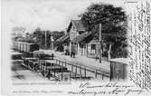 Järnvägsstation i Forserum.
Stationen anlades 1864.
Tillbyggdes 1944 med postlokaler och pressbyråkiosk.
Vid järnvägsspåret mellan Jönköping C och Nässjö
(Enligt texten på bilden, måste fotot vara från tiden före 1904-09-16)