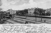 Järnvägsstation i Frövi.
Stationshuset öppnade1857
Järnvägsstation till vänster, järnvägshotell i mitten och en handelsbod 
till höger i bilden.
Övergick till SJ 1900