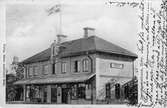 Järnvägsstationen i Heby. Vid järnvägsspåret mellan Avesta/Krylbo och Stockholm. Stationshuset anlades 1874.
