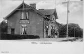 Järnvägsstationen i Hållsta. Stationshuset anlagd 1877 och restaurerad 1935. Järnvägen vid Hållsta fick eldrift 1953.