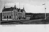Järnvägsstation i Kolsva. Stationshyttan, byggd i tegel, blev färdig år 1866.
Vid järnvägsspåret mellan Köping och Riddarhyttan.
Övergick till SJ 1952.
Järnvägsstationen nedlagd 1966.
Smalspår, 1093mm