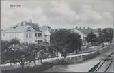 På bilden syns stationsinspektorns, stinsens bostadshus omgiven av lummiga träd.