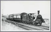 Ånglok med personvagn.