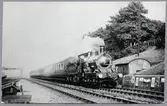 Ånglok med personvagn.