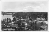 Vy över Björsäter med järnvägsstationen i skogsbrynet.
