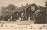 Odensbergs Järnvägsstation i sommarprakt.